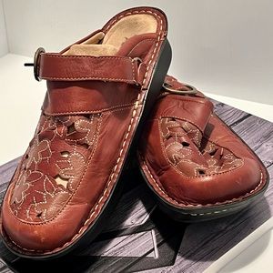 Alegria slide on nursing clogs